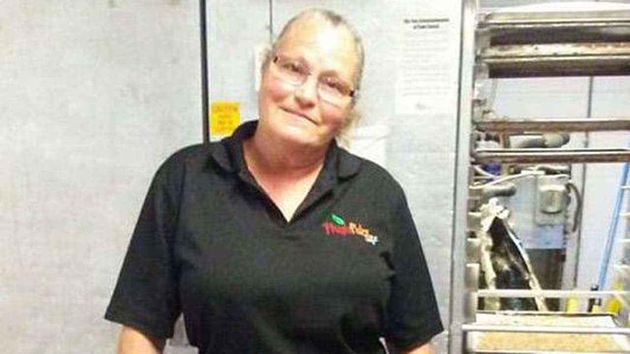 La despidieron por fiarle comida a un estudiante y ahora un gran chef le ofrece trabajo