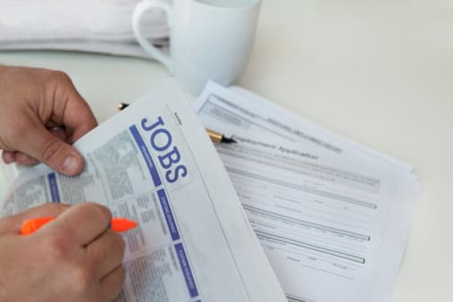 <b>Desempleo </b>
<br>Si tienes DACA puedes solicitar beneficios de desempleo. Puedes solicitar esta ayuda a 800-939-6631. Sin embargo, si eres indocumentado no puedes acceder a esta ayuda.
