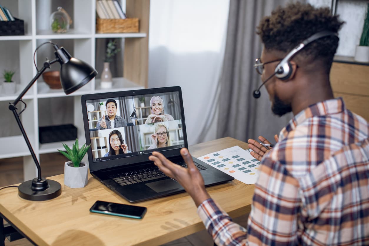 Cada vez hay más empresas que se adaptan para ofrecer puestos a distancia, 
<a href="https://www.univision.com/noticias/dinero/trabajos-mejor-pagados-remotos-estados-unidos-fotos">una iniciativa que se promovió durante la pandemia</a> y que sigue siendo demandada por muchos trabajadores.