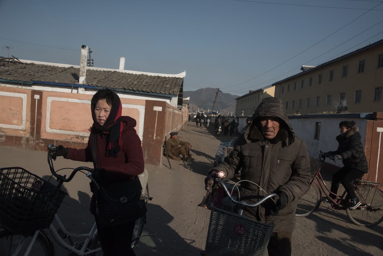 En Chongjin, la tercera ciudad más importante del país, el fotógrafo ocasionalmente se topó con algunos edificios, carros y camiones, pero el paisaje en general siguió siendo dominado por ciudadanos en sus bicicletas o arrastrando carros en caminos sin pavimentar. ED JONES/AFP/Getty Images
