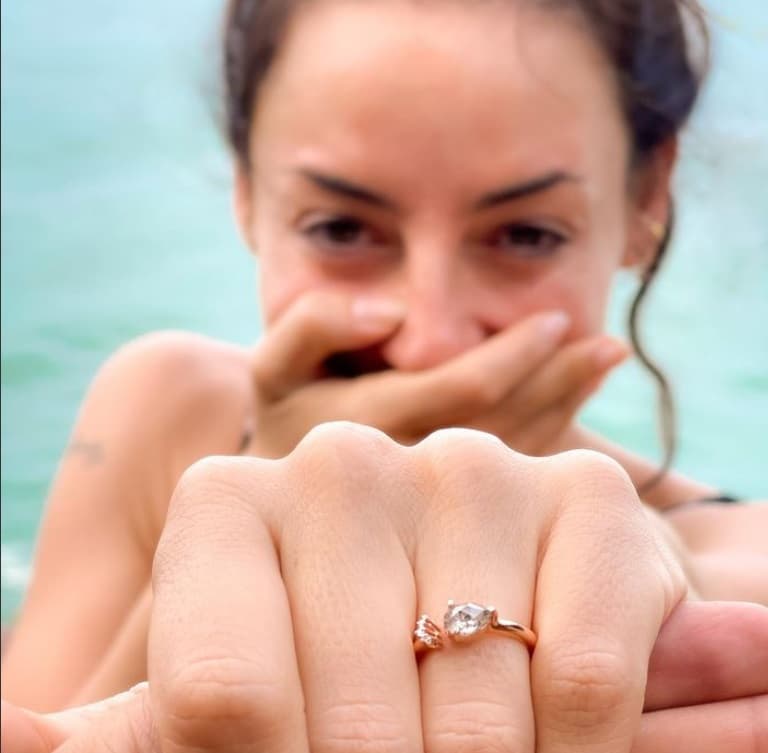 A sus 38 años, la actriz 
<b>Marimar Vega</b> decidió darle una segunda oportunidad al amor. En agosto del 2021, circularon imágenes del que sería su anillo de compromiso, aunque no fue sino hasta 
<a href="https://www.univision.com/famosos/marimar-vega-confirma-lista-llegar-al-altar">diciembre de ese año que confirmó sus planes de casarse</a>.