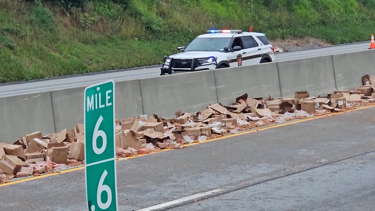 Miles de hot dogs quedaron derramados en una carretera tras un accidente automovilístico