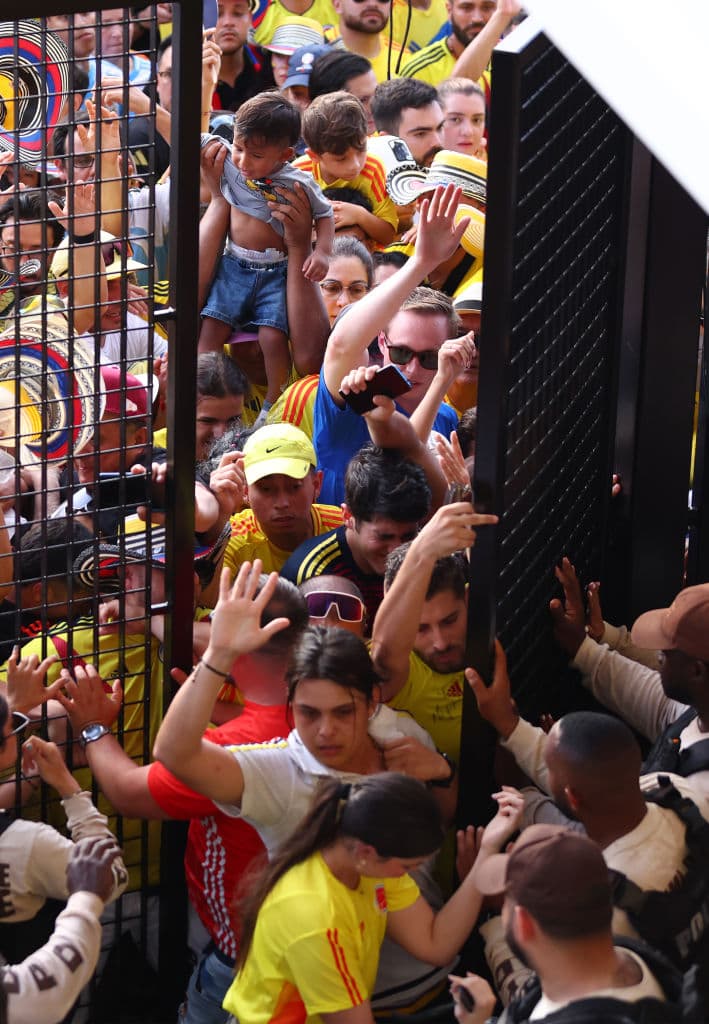 Entrar al estadio Hard Rock en 
<b>Miami Gardens</b> este domingo, se convirtió en una de las peores experiencias para aficionados del futbol que pagaron para asistir al partido 
<b><a href="https://www.univision.com/local/miami-wltv/gente-boletas-no-entro-arrestos-fallo-final-copa-america-miami" target="_blank">final de la Copa América 2024</a></b>, entre las selecciones de 
<b>Argentina</b> y 
<b>Colombia</b>.