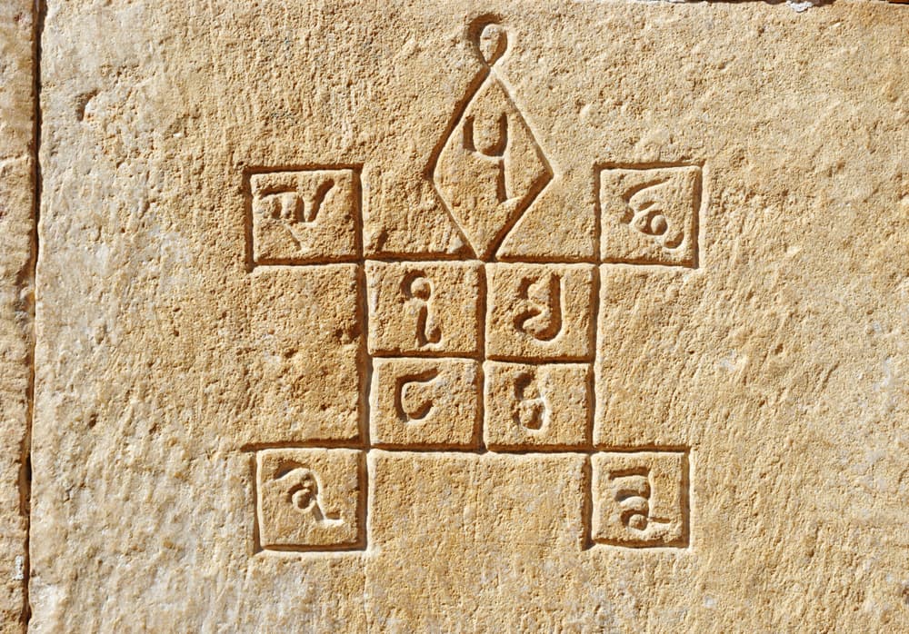 Hay otros horóscopos muy populares también, sobre todo en la astrología hindú donde casi siempre al nacer se acostumbra a revisar el horóscopo de cada niño para así ofrecerles una especie de mapa en su camino por la vida y determinar su karma.