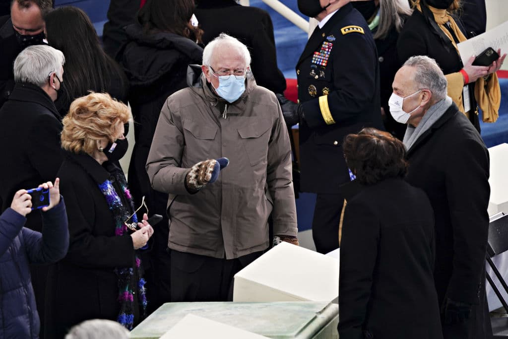 Un momento en el que el senador Sanders conversa con el líder de la minoría demócrata en el Senado, Chuck Schumer, y la senadora Debbie Stabenow, en algún momento de la ceremonia de investidura del presidente Biden.
