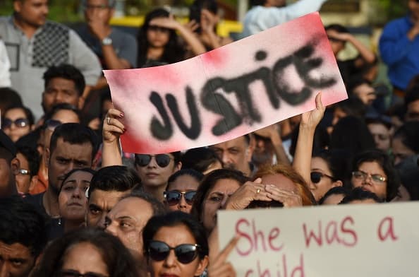 <b>"Justicia". "Era una niña"</b>, se lee en medio de la consternación por un delito que además arroja tintes religiosos y culturales en la población hindú y musulmana de la región.