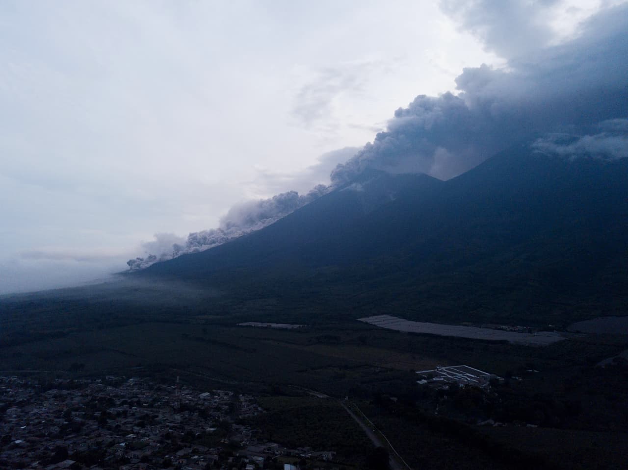 El volcán de Fuego, situado entre los departamentos de Escuintla, Sacatepéquez y Chimaltenango, había generado su primera erupción de este año en enero pasado.