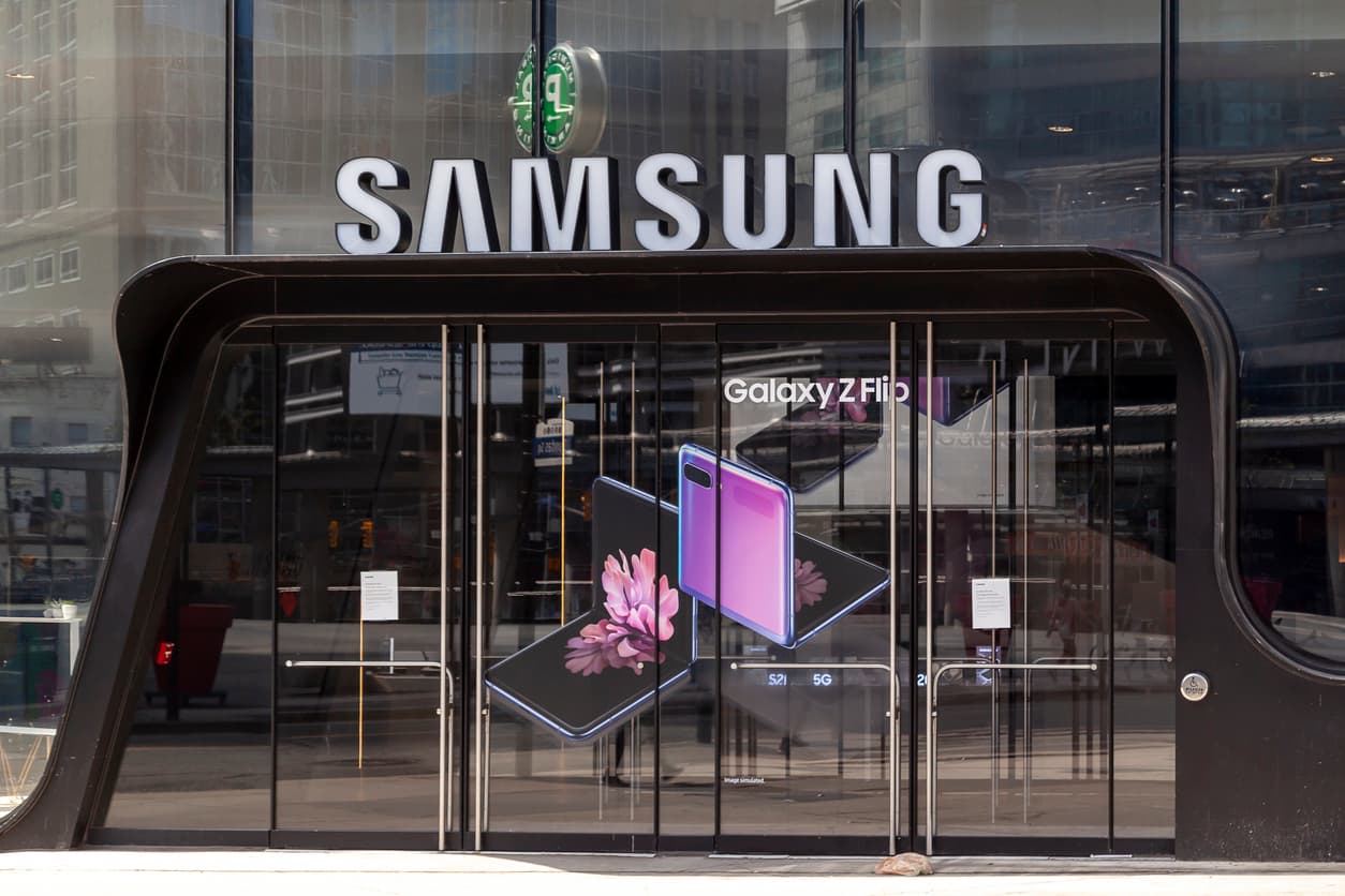 <b>Puesto 19. Samsung Electronics</b>
<br>
<br>Porcentaje de energía verde del total que usa: 100%.
<br>
<br>Uso anual de energía verde: 1,339,124,850 kWh.
<br>
<br>Industria: tecnología.
<br>
<br>Fuente de energía verde: solar, eólica y biogás.
<br>
<br>La 
<a href="https://www.epa.gov/greenpower/green-power-partnership-national-top-100"><u>‘sociedad de energía verde’</u></a> es un programa de la EPA de la mano con cientos de compañías y gobiernos locales. La agencia federal les ofrece los recursos técnicos necesarios para que cambien sus fuentes de energía a las menos contaminantes.