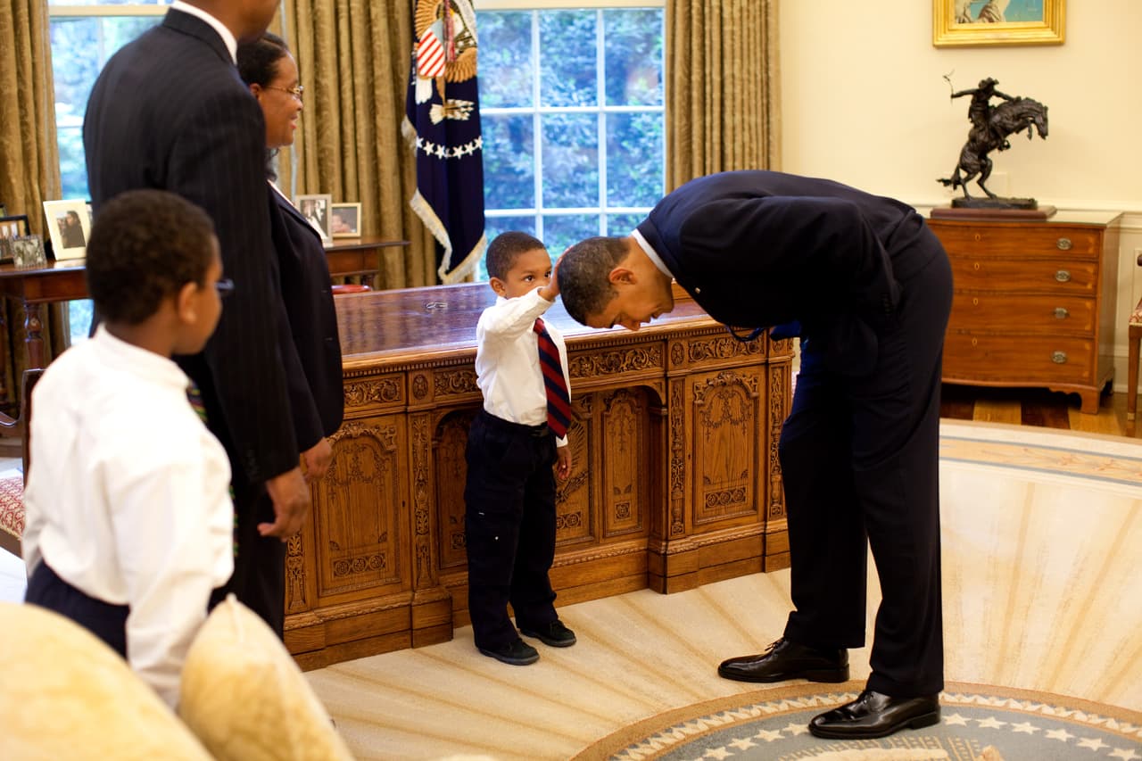 <b>Los niños.</b> El hijo de un trabajador de la Casa Blanca le pidió al presidente que le permitiera tocar su cabeza. Estaba sorprendido porque el presidente tenía el cabello como él.