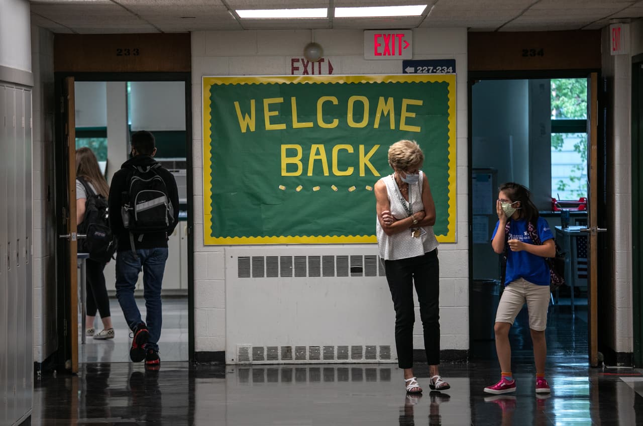 La nueva guía 
<a href="https://covid19.ncdhhs.gov/media/164/download" target="_blank">‘StrongSchoolsNC’</a> entra en vigencia el 30 de julio a las 5 p.m. e incluye un conjunto de recomendaciones para el inicio del año escolar 2021-22. No se trata de un mandato, la decisión de requerir o no las mascarillas será tomada por las juntas escolares locales. 
<b>Esto incluye la nueva guía:</b>