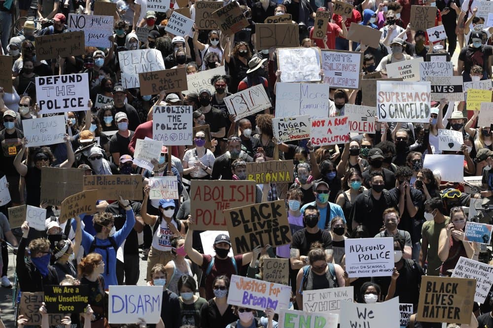 Con máscaras y pidiendo una reforma policial, los 
<a href="https://www.univision.com/temas/manifestaciones">manifestantes</a> marcharon pacíficamente por todo el país y en otros cuatro continentes, produciendo colectivamente quizás la mayor movilización de un día desde la muerte de Floyd. En imagen, cientos de personas marchan por Ashland Avenue de Chicago, tras haberse reunido en Union Park.