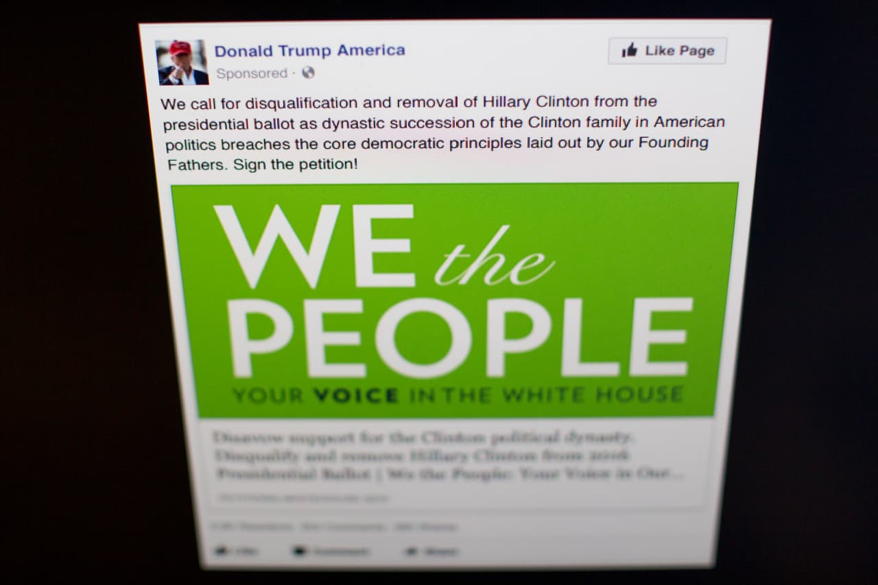 La organización con presunto origen ruso 
<i>Donald Trump América</i> pagó anuncios que llamaban a la descalificación de Clinton para la carrera presidencial porque 
<b>‘la sucesión democrática de la familia Clinton atenta contra el núcleo político por los padres fundadores”. </b>