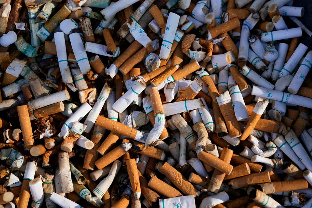 El consumo de cigarrillos en EEUU cayó a un mínimo histórico en 2022, pero aumentó el vapeo entre adultos y jóvenes