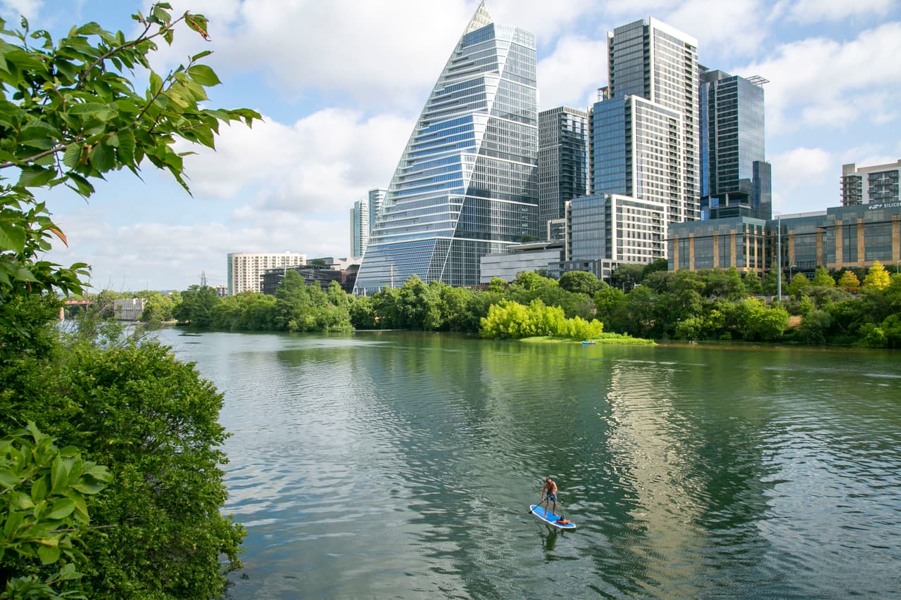 En 2017, la calidad del agua de Lady Bird Lake fue calificada como "Justa" y se considera segura para la recreación de contacto.