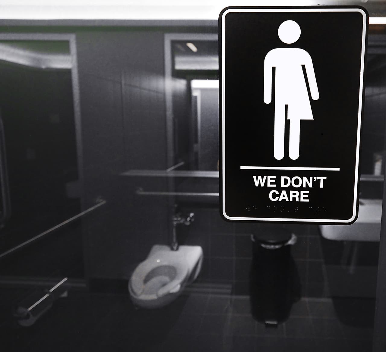 Dos mujeres siguieron a una transgénero al baño, la atacaron y ahora están acusadas de violencia sexual 