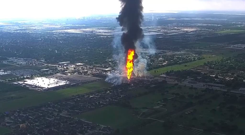 Así lucía el incendio desde una toma aérea. Geselle Melina Guerra, una vecina de La Porte de 25 años, dijo a la agencia AP que estaba desayunando con su novio cuando escucharon la explosión.
<br>
<br>“Pensé quizás que era un avión que se había estrellado cerca de nuestra casa”, dijo Guerra.
<br>