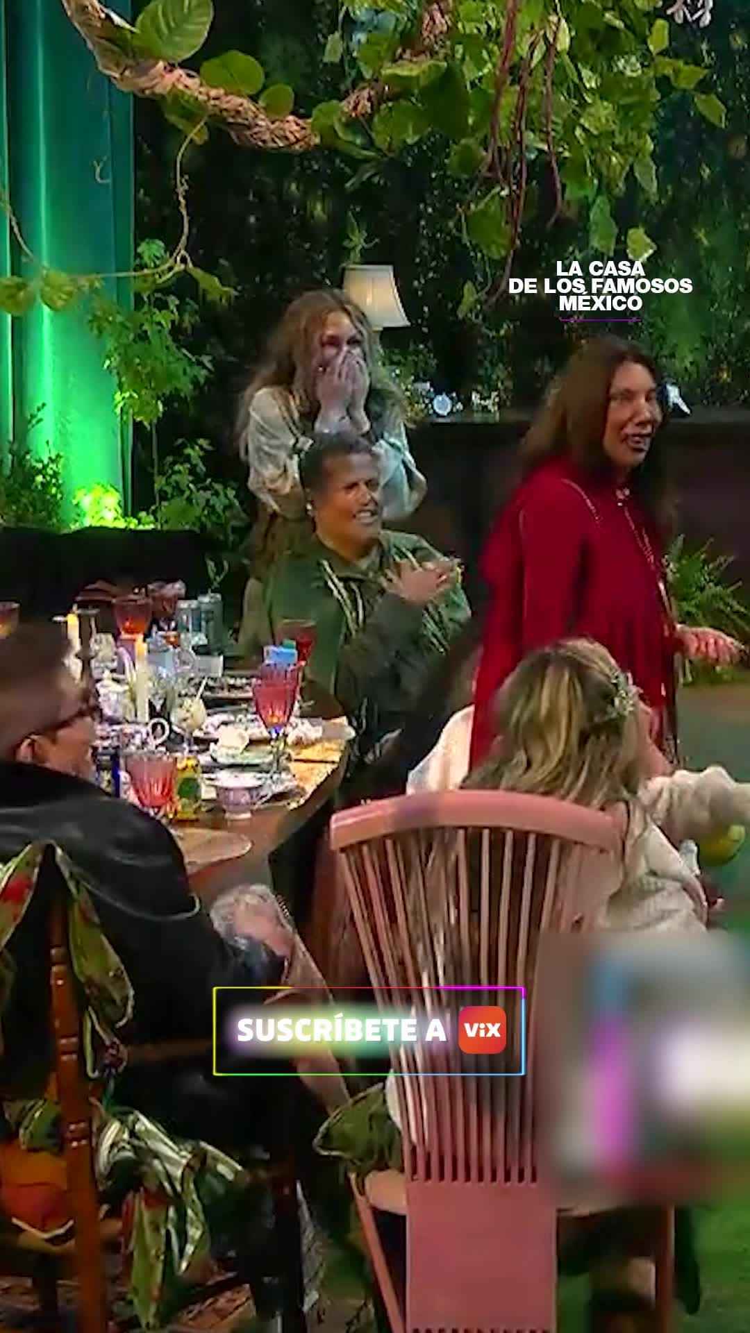 Flor casi se cae en pleno baile con Moisés