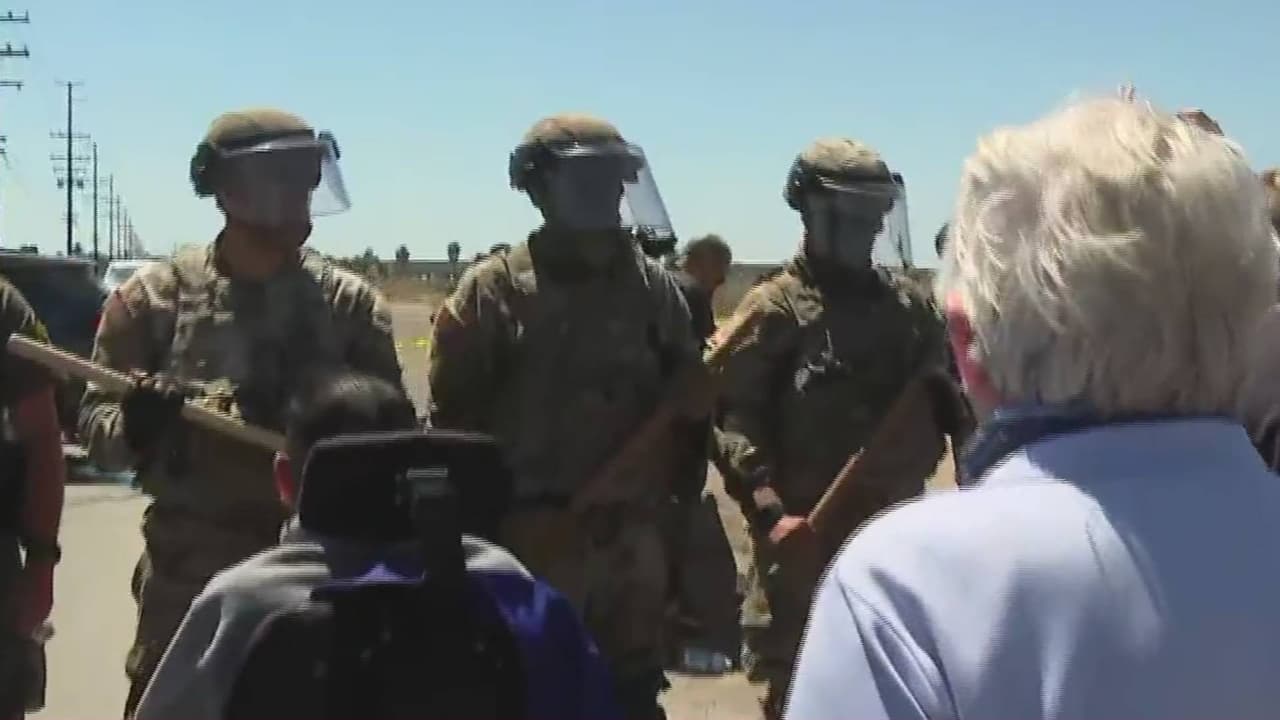 Agentes de ICE empujan a camarógrafo de Univision durante cobertura de redada en Ventura