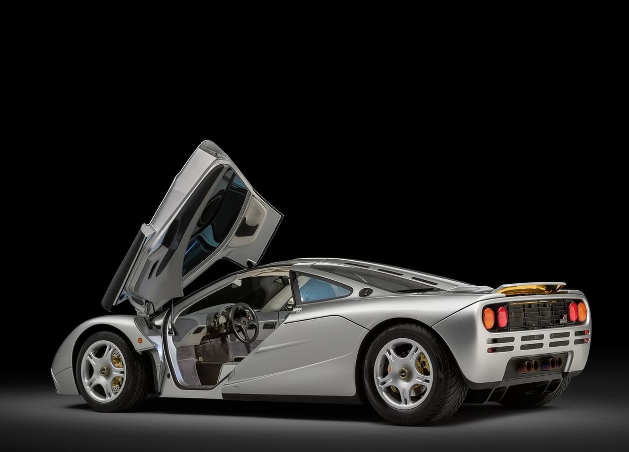 Lamentablemente, tras varios años de uso, este McLaren F1 quedó destrozado luego que Musk y Peter Thiel, cofundador de Paypal, sufrieran un fuerte accidente a bordo de él. Lo peor de todo es que el superdeportivo no estaba asegurado. Una máquina con un costo de casi un millón de dólares.