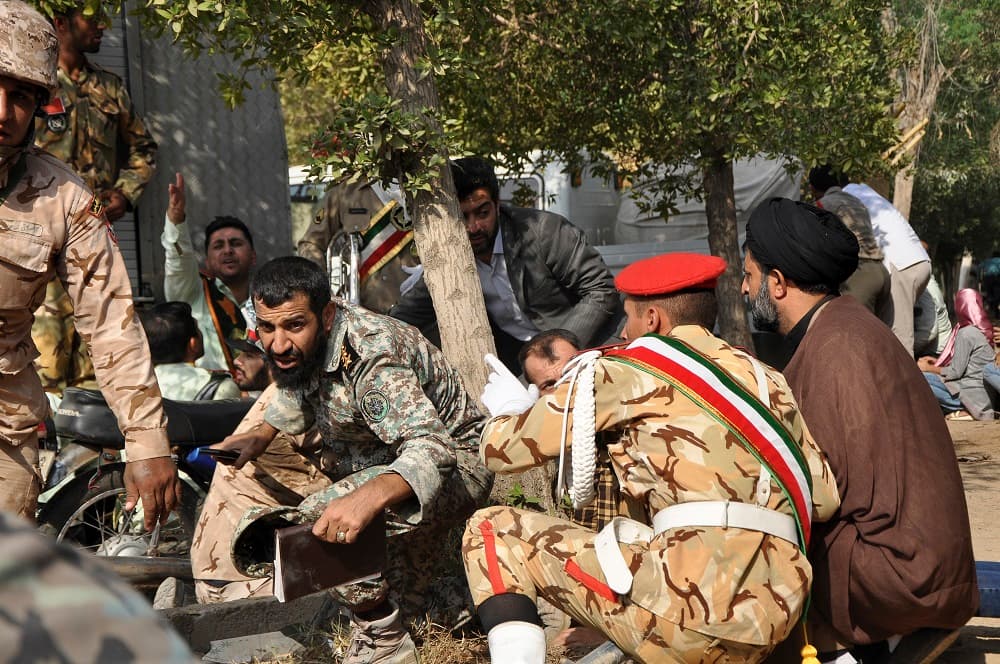 Las autoridades iraníes primaron este domingo la tesis de que el mortífero atentado perpetrado en la ciudad de Ahvaz durante un desfile militar fue obra de un movimiento separatista árabe apoyado por aliados de Washington, como Arabia Saudí, y advirtieron de que esta masacre no quedará sin respuesta.