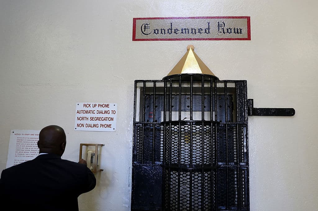 Los opositores a la pena de muerte, incluyendo al gobernador Gavin Newsom, argumentan que la práctica suele estar rodeada de discriminación y disparidades raciales. Desde mediados de los años 70’s más de 150 reos han sido exonerados por condenas erradas, muchos de ellos hombre negros y de origen hispano.