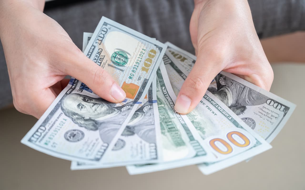 A veces personas que 
<b>se hacen pasar por abogado</b>, solo te cobran dinero y no logran los resultados que necesitas, haciéndote perder tiempo valioso. Asegúrate de que estás tratando con un abogado debidamente registrado por el estado. Para eso puedes llamar al 311, o visitar estos sitios, donde puedes confirmarlo: 
<a href="https://iapps.courts.state.ny.us/attorneyservices/search?1">Sistema de cortes de NY</a> o 
<a href="http://aila.org/" target="_blank">AILA.ORG</a>