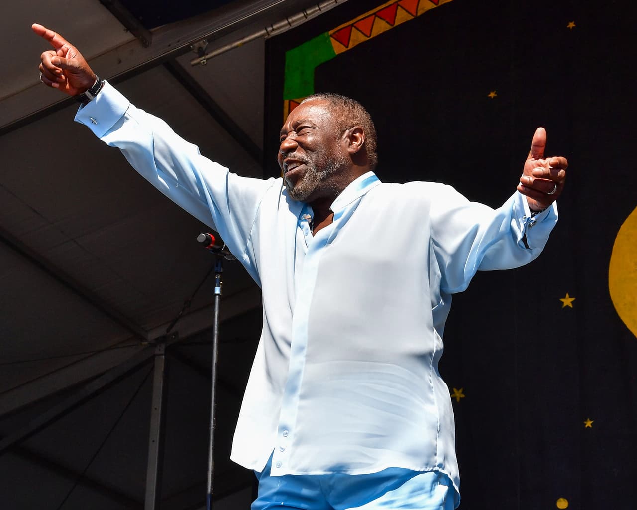 <b>The O'Jays. </b>‘For the love of money’ (Por amor al dinero, en español), un hit de esta banda, fue uno de los temas oficiales de ‘The Apprentice’, el programa de televisión del que Trump fue anfitrión antes de ser presidente. “Le deseo lo mejor, pero no creo que sea mejor hombre para dirigir nuestro país”, 
<a href="https://www.billboard.com/articles/news/politics/7639968/ojays-trump-presidency"><u>le dijo a Billboard</u></a> el fundador del grupo Eddie Levert, cuando la campaña del mandatario incluyó otro de sus temas (‘Love Train’) en los mítines de 2016.