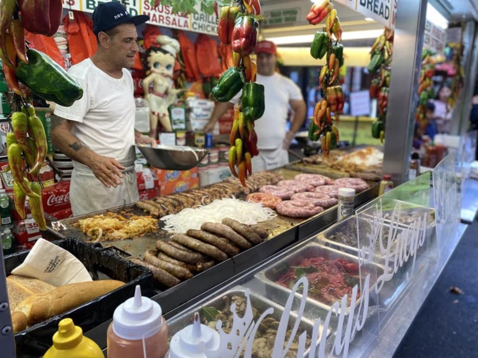 El olor y sabor de las salchichas italianas forma parte de la oferta gastronómica del festival.