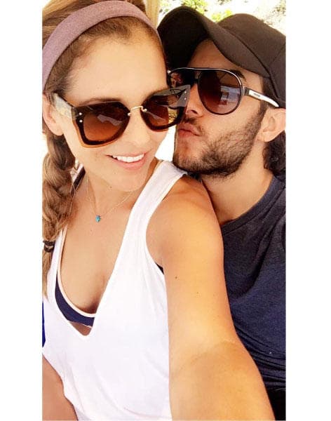 El actor declaró a 'Televisa Espectáculos' lo feliz que estaba al inicio de su relación: "Estoy feliz, es lo único que puedo decir, Grettell es una gran madre, una gran mujer, una gran amiga, una gran compañera, la verdad encontré un ángel que llegó a mi vida".