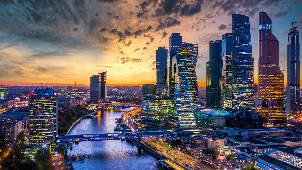 <b>Puesto 4. Moscú: 79 multimillonarios</b>
<br>
<br>Crecimiento en 2021: 9 nuevos multimillonarios
<br>
<br>Patrimonio neto de los multimillonarios de la ciudad: 420,600 millones de dólares
<br>
<br>Residente más rico: Alexey Mordashov y familia (29,100 millones de dólares de patrimonio) 
<br>
<br>Aunque el PIB de Rusia se contrajo en 2020, fue un buen año para los multimillonarios de la capital rusa: los 10 individuos más ricos aumentaron su patrimonio en 72,000 millones de dólares colectivamente.