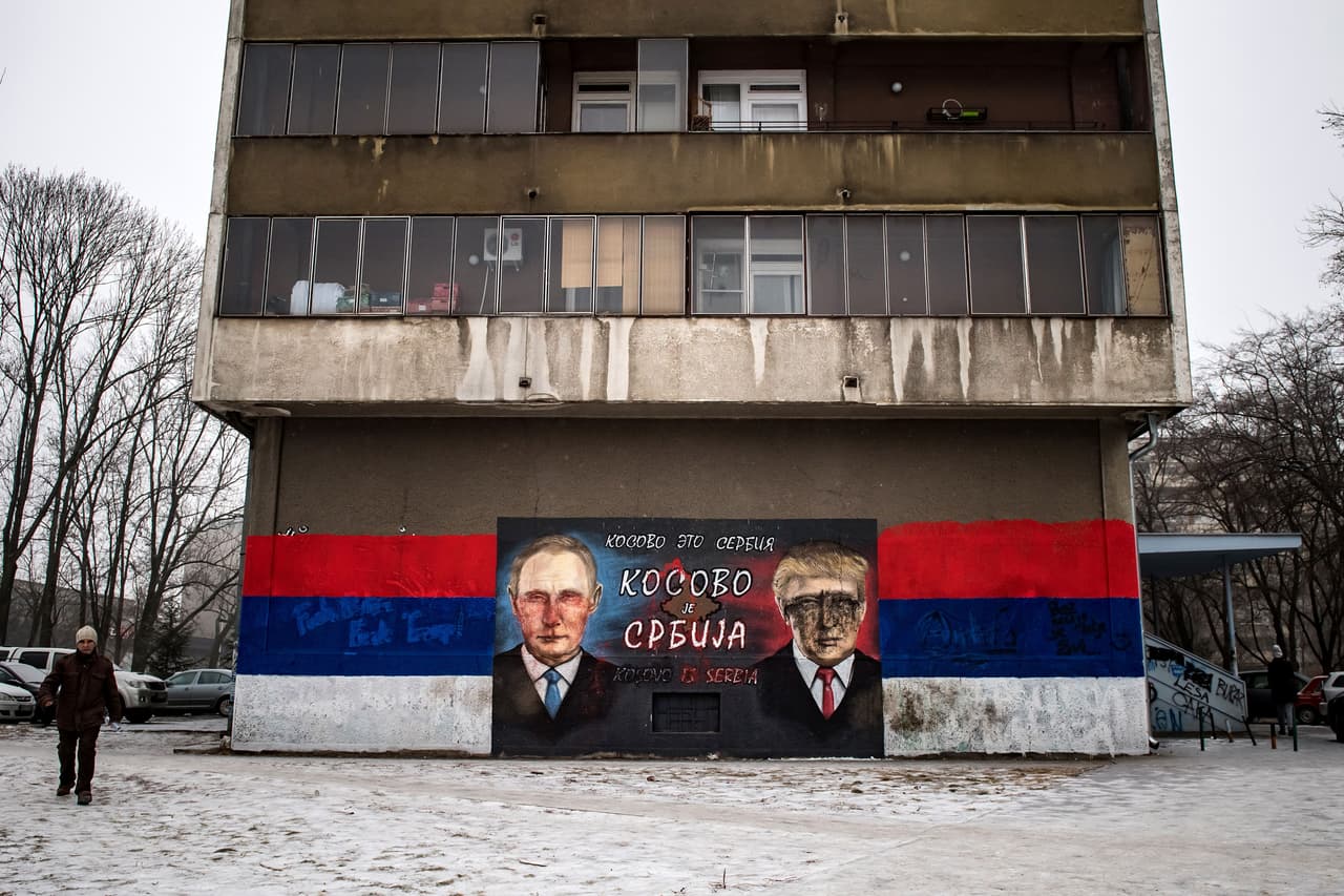 BELGRADO, SERBIA.- 
<b>Balcanes trumpistas</b>. Un mural -vandalizado- muestra a 
<b>Putin y Trump</b> con texto en cirílico con un mensaje ultranacionalista serbio que dice "
<b>Kosovo es Serbia</b>". Según medios, 
<b>Trump renovó el entusiasmo por EEUU entre ultranacionalistas serbios</b>, que lo perciben como un aliado. 
<b><a href="http://www.reuters.com/article/us-serbia-kosovo-president-idUSKBN15022Y" target="_blank">Serbia, respaldada por Rusia que no reconoce a Kosovo</a></b>, ha tratado de anexar parte del territorio de ese país. Tropas dirigidas por OTAN han controlado Kosovo desde un conflicto armado en 1999.