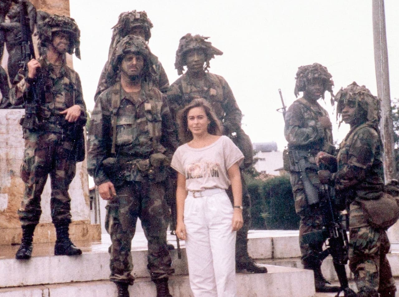 Inés Lozano parada afuera de la embajada española en Ciudad de Panamá con tropas estadounidenses durante la invasión en diciembre de 1989. Las tropas estadounidenses rodearon la embajada sospechando que el general Noriega podría intentar refugiarse allí.