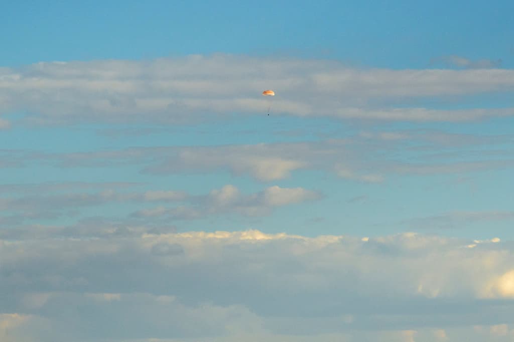 Los astronautas experimentaron más de cuatro veces la fuerza de la gravedad mientras su cápsula atravesaba la atmósfera a toda velocidad y caía sobre la árida estepa kazaja.
<br>