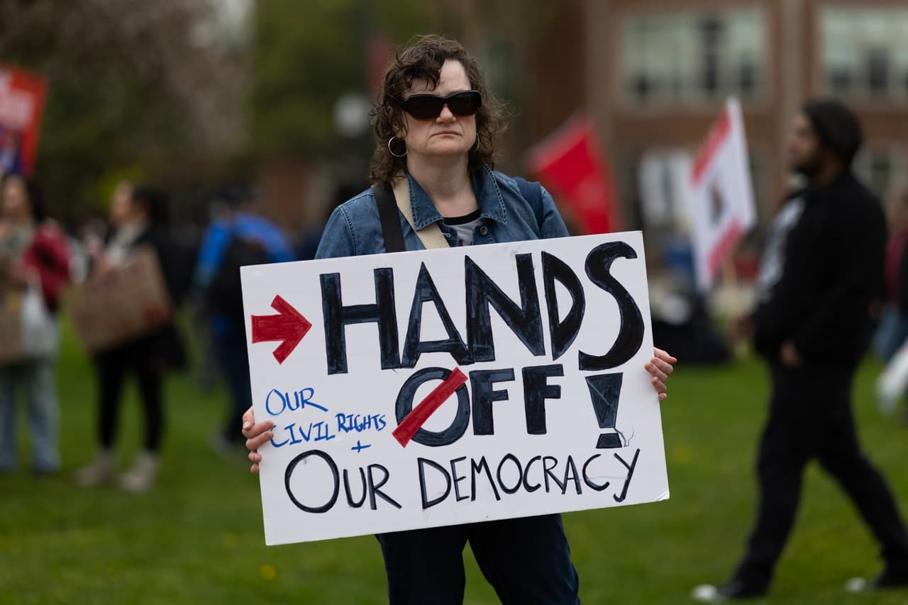 En Estados Unidos, los organizadores de las protestas de este año las presentaron como una respuesta a lo que calificaron de un ataque generalizado a las protecciones laborales, las iniciativas de diversidad y los empleados federales por parte de Trump.