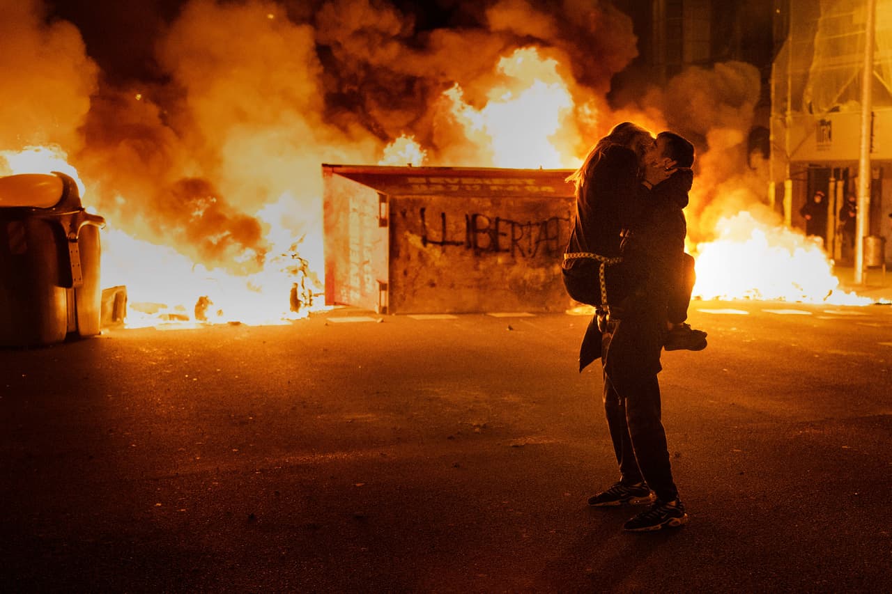 <b>Un beso frente al fuego</b>
<br>
<br>Luego de insultar a la monarquía española y elogiar la violencia terrorista el rapero Pablo Hasél fue arrestado en España. El incidente provocó una incandescente protesta en las calles de Barcelona que la agencia de noticias Associated Press resume con esta fotografía de una pareja besándose frente a una barricada en llamas, el 18 de febrero de 2021.
<br>