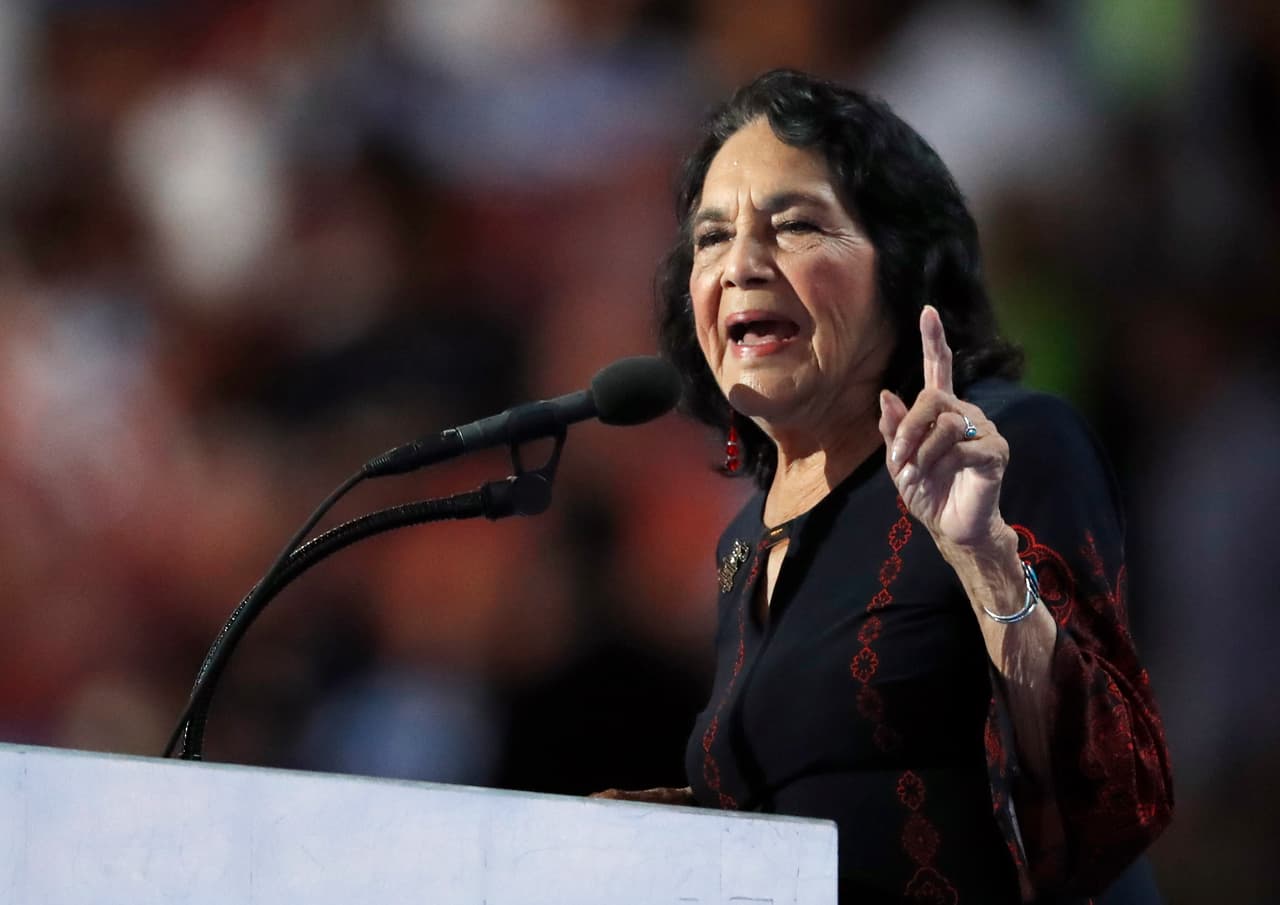 La presencia de Dolores Huerta en las convenciones demócratas ha sido constante desde 1968, pero el año pasado fue la primera vez que participó como súper delegada. En la última noche de la convención, tomó el micrófono para apoyar a Clinton y hablar sobre el voto latino. “Cada demócrata debe convertirse en un activista”, dijo.
<br>