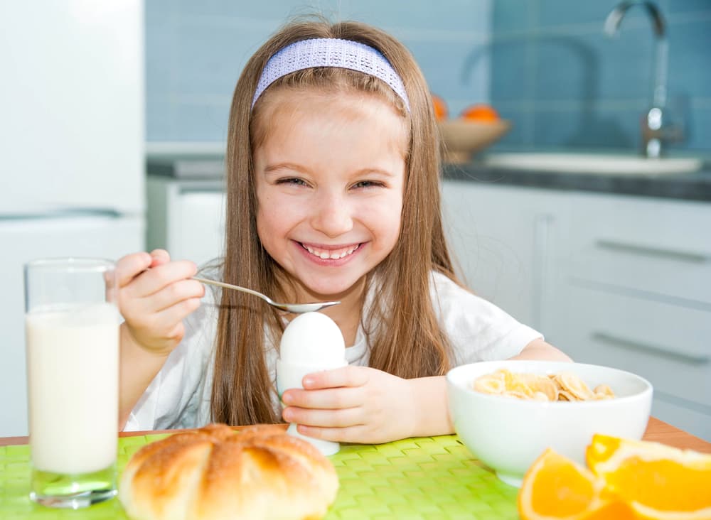 Los estudios afirman que el consumo moderado de huevo aporta al organismo una buena cantidad de nutrientes que son necesarios para tener una vida saludable.