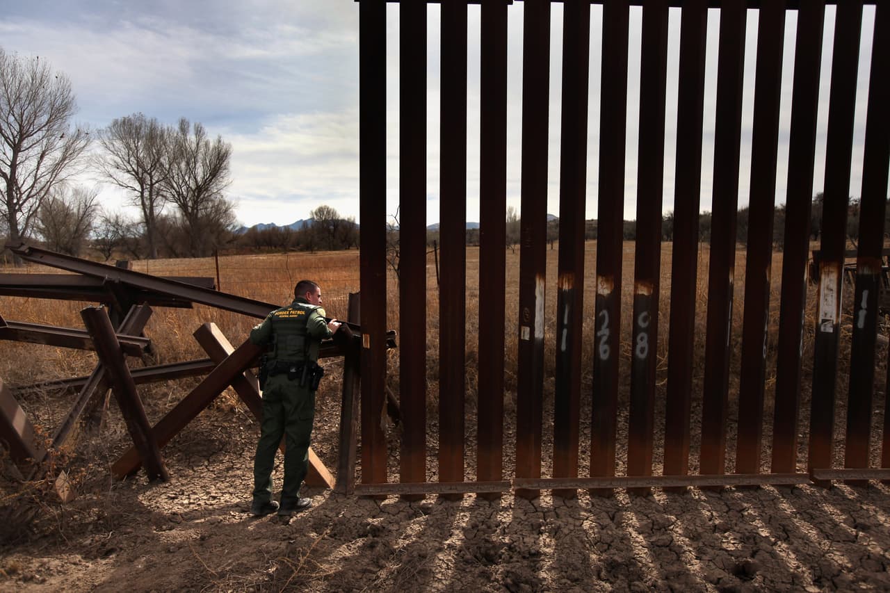 <b>Nogales.</b> A lo largo de Arizona la línea de la frontera se dirige hacia el sur a través del desierto. La siguiente ciudad es Nogales, que tiene una parte en México y la otra en EEUU. Allí la barrera cambia de la barda peatonal en el área urbana a la pequeña verja para vehículos en las zonas más remotas.