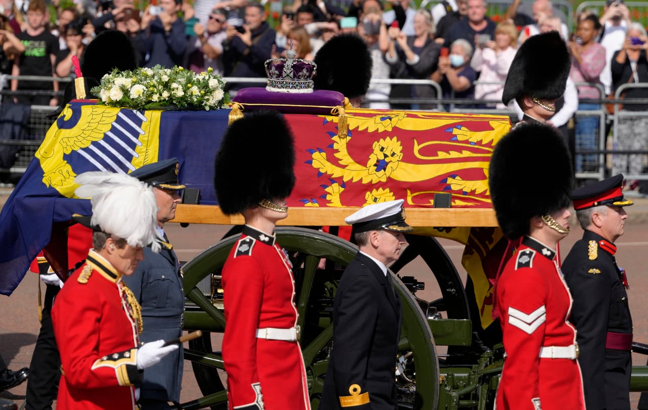 La procesión militar desde el palacio de Buckingham destacó las siete décadas de Isabel como jefa de Estado del Reino Unido, mientras los actos de duelo nacional se efectuaron en los grandes bulevares y lugares históricos de Londres.
