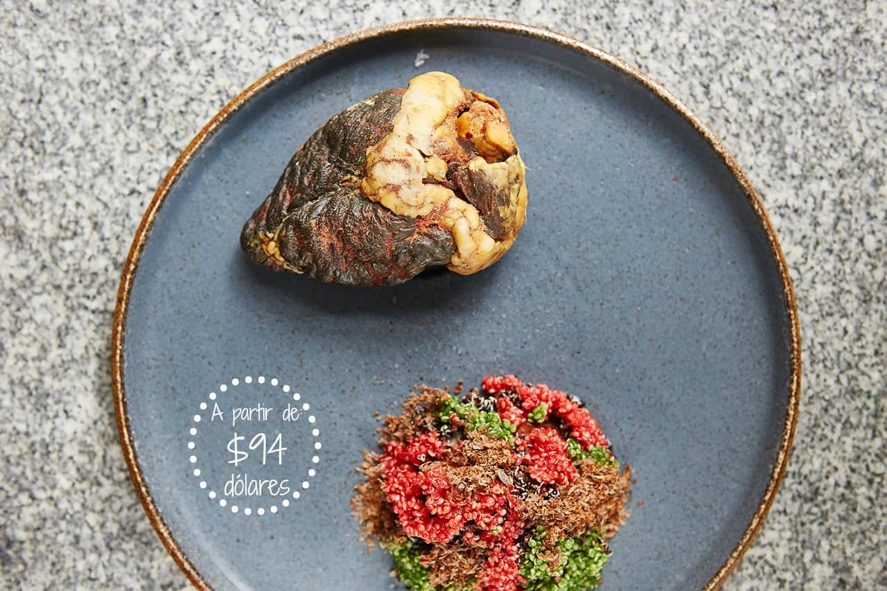 <a href="http://centralrestaurante.com.pe/"><b>Central:</b></a>
<br>Dirigido por la pareja de chefs
<b><a href="http://www.univision.com/estilo-de-vida/chefs-latinos/virgilio-martinez-el-chef-abanderado-de-peru"> Virgilio Martínez</a></b> y Pía León, este lugar ha ocupado el primer puesto de este listado en dos ocasiones. Este restaurante, ubicado en la ciudad de Lima, se distingue de las otras propuestas peruanas por el menú conceptual cargado de ingredientes del país andino. Su plato distintivo es 'Tierra marina', una combinación de almejas navaja, pepino melón y ají. Central ofrece cuatro menús, dos de
<b> 13 platillos, por 94 dólares, y dos más de 18 tiempos por 118 dólares.</b>
<br>
