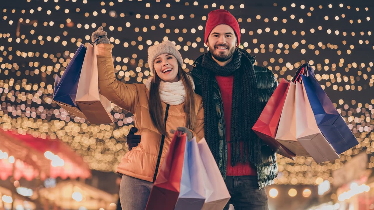 <b>2. Compra con anticipación: </b>Planea tus compras navideñas con meses de anticipación para aprovechar descuentos y evitar precios inflados de última hora, como sugiere Discover en sus consejos financieros.