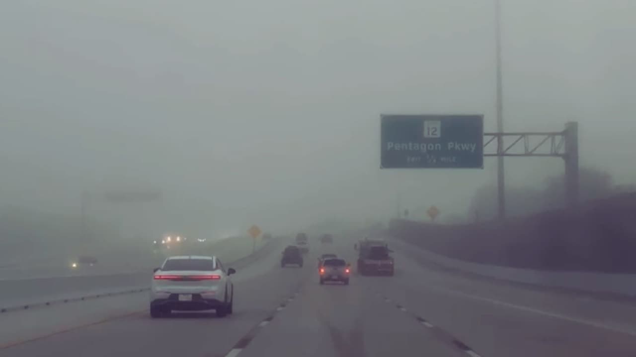 Con las luces de los autos cortando a través de la niebla, 
<b>la seguridad en las carreteras se convirtió en una prioridad absoluta</b>.