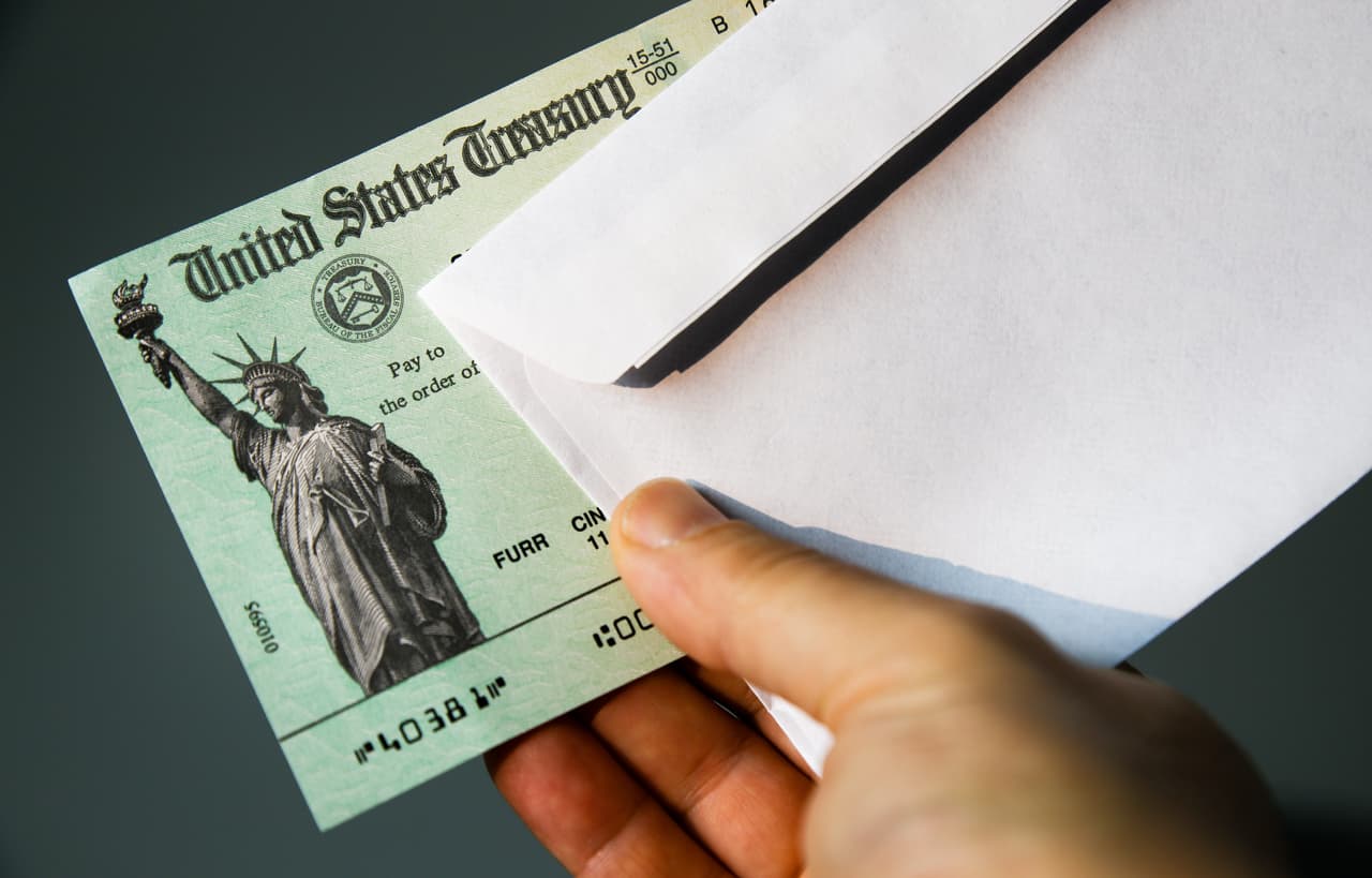 El experto en finanzas Carlos Guamán explica quiénes recibirían un eventual cheque de 1,400 dólares y qué pasaría con las familias con estatus migratorio mixto.