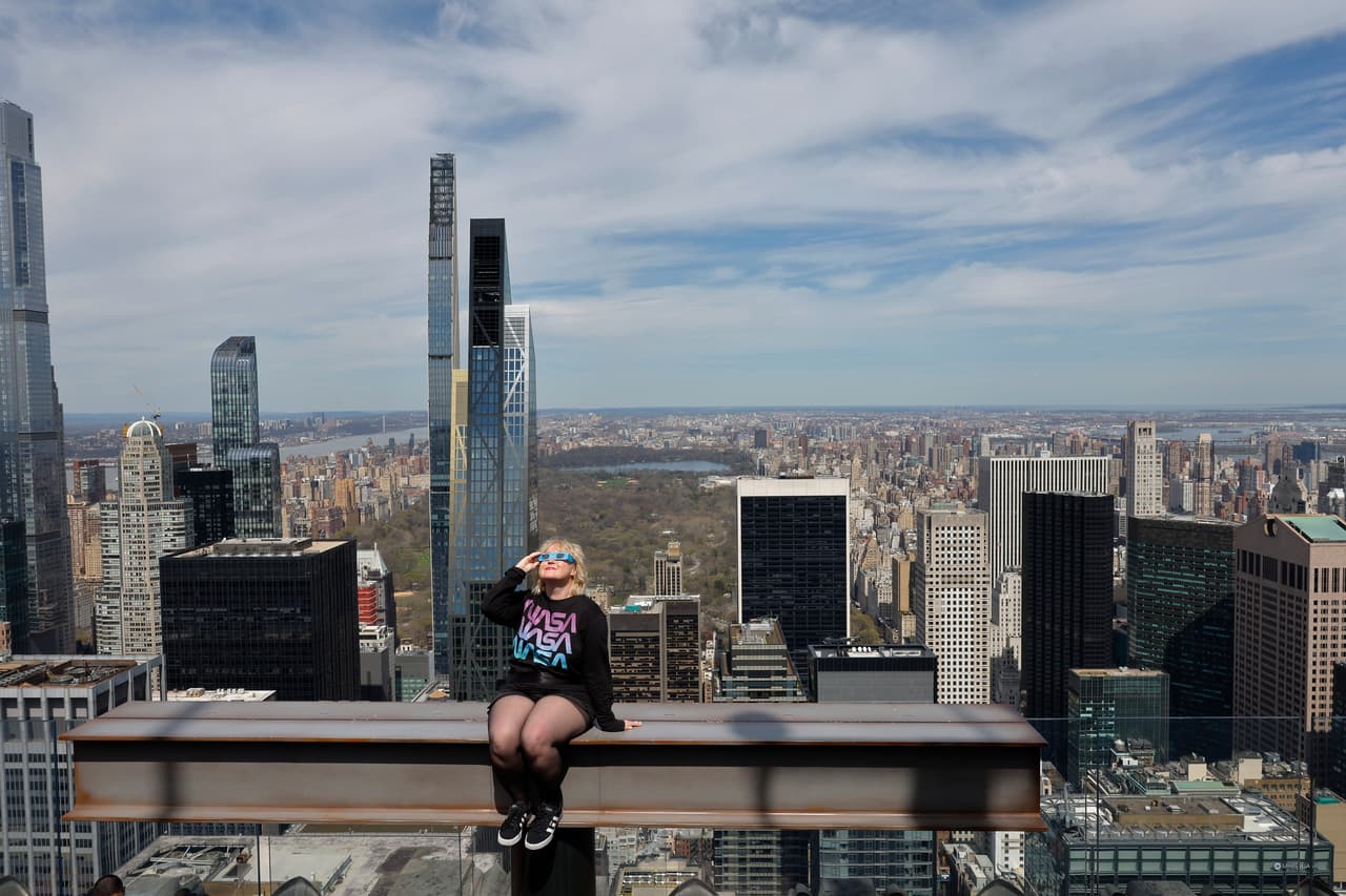 <b><a href="https://www.univision.com/local/nueva-york-wxtv/rockefeller-center-beam-nueva-atraccion-nueva-york-manhattan" target="_blank">The Beam, la atracción del Rockefeller Center</a></b> también recibió a personas que acudieron a observar el fenómeno.