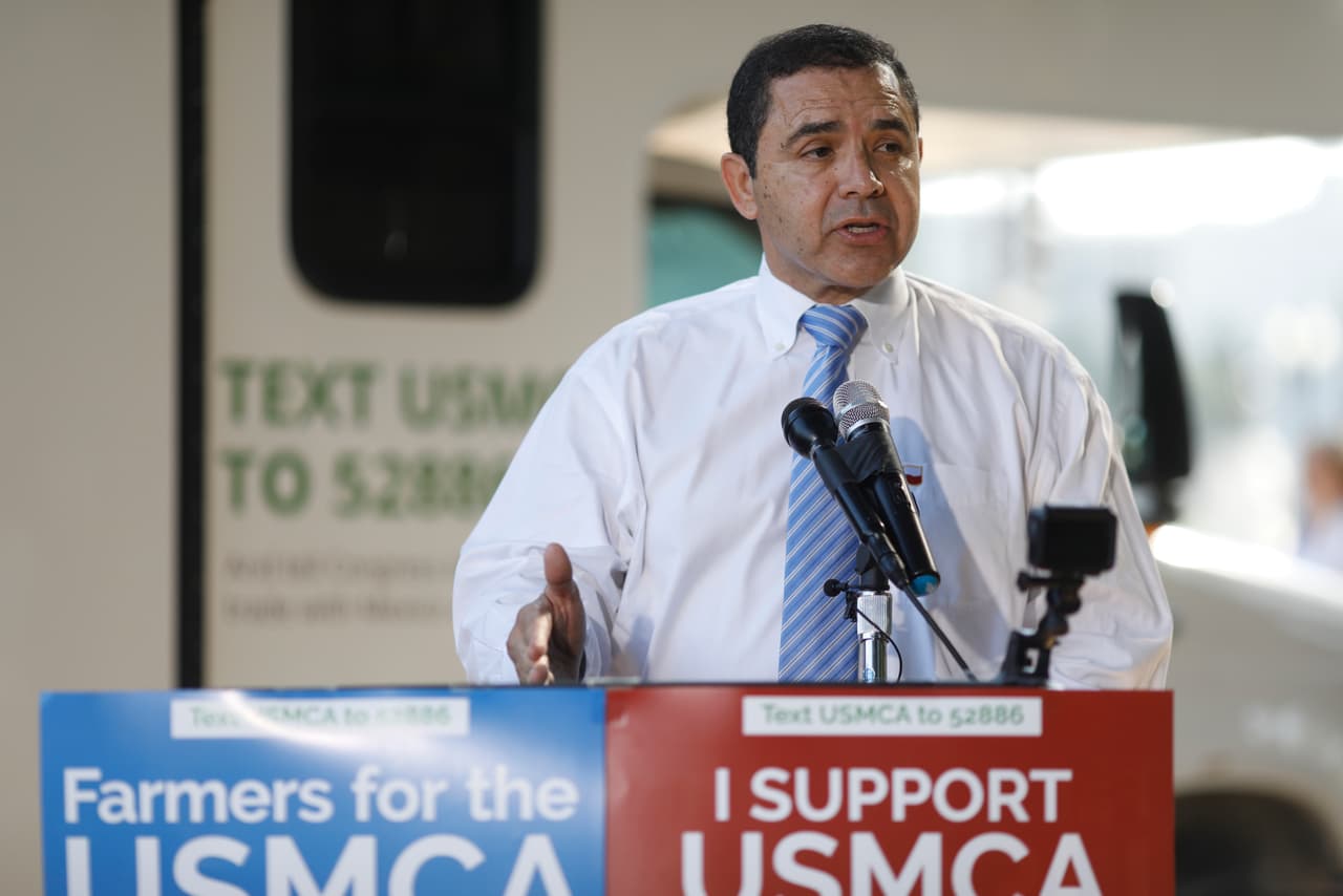 El demócrata Henry Cuéllar, representante del distrito 28 (Laredo) y uno de los congresistas más veteranos de la delegación texana en Washington, destacó que aun cuando la pandemia del coronavirus ha obligado a los demócratas a organizar su convención, por primera vez, de forma virtual, esta situación ofrece oportunidades. 
<br>
<br>"Aunque el covid-19 ha reestructurado el evento de este año, el mensaje sigue siendo el mismo. Tenemos que trabajar para servir a todos los norteamericanos y asegurarnos de que todas las voces son escuchadas", 
<a href="https://twitter.com/CuellarCampaign/status/1296276853167194119" target="_blank">escribió</a>.
