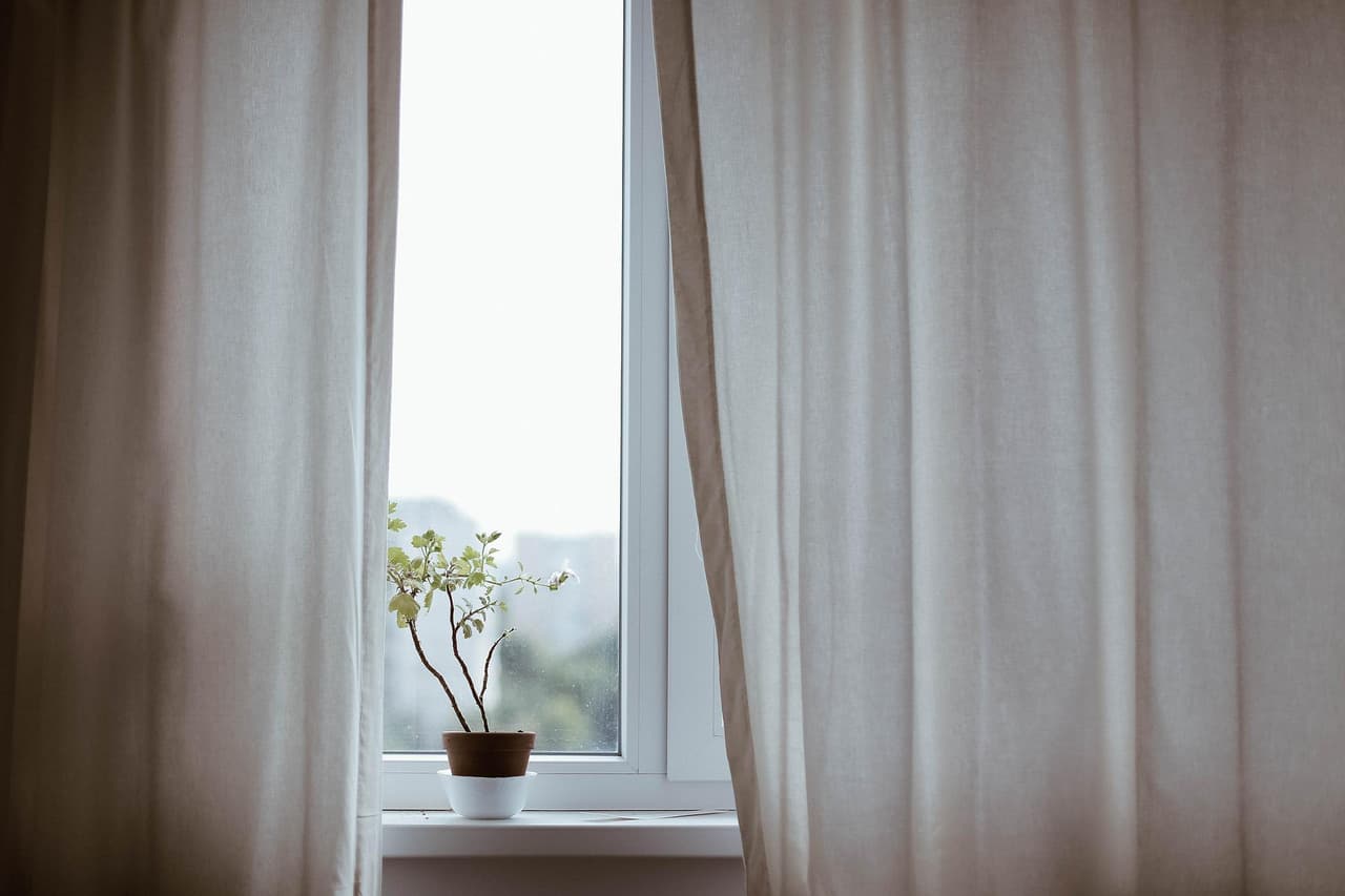 Es importante reconocer dónde están las ventanas y posibles lugares para escapar.