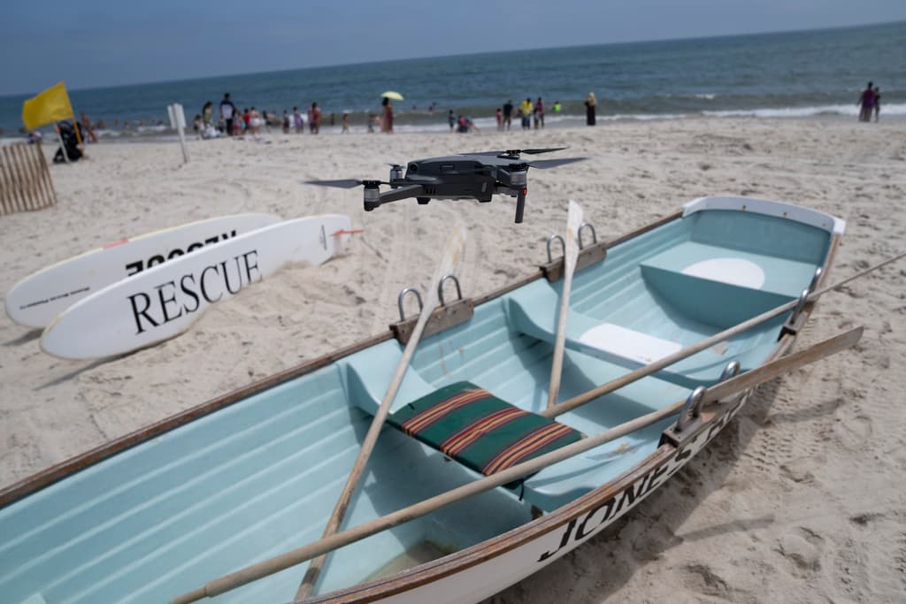 Los drones están barriendo el océano frente a la costa de Long Island en Nueva York para patrullar las aguas en busca de cualquier peligro posiblemente al acecho.