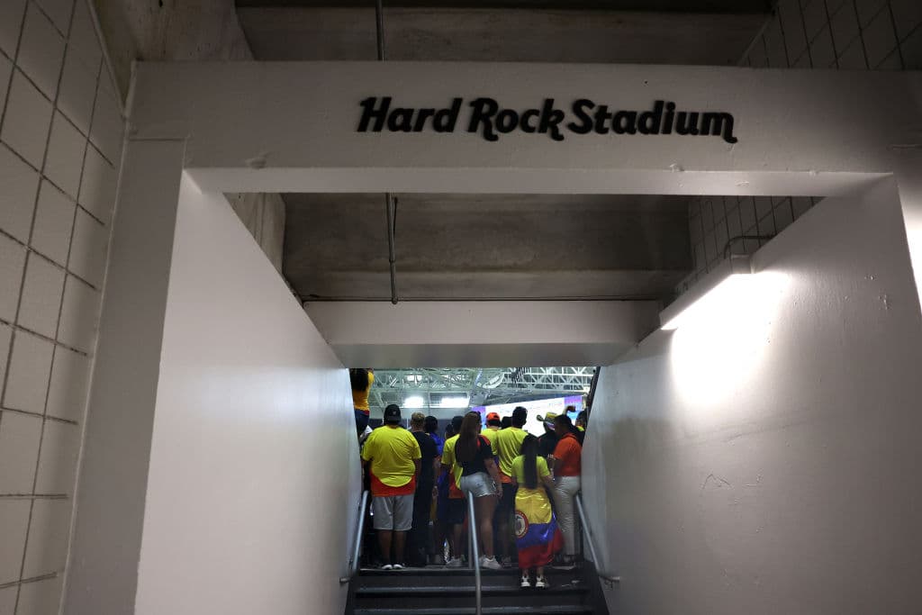 Adentro del estadio no cabía más público. Las últimas personas que lograron entrar, aún con boleto pago, tuvieron que 
<b>ver el partido de pie</b> y desde los pasillos.