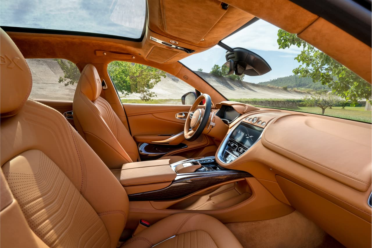 La consola central tiene un túnel flotante en la que se ubica una pantalla de 12.3 pulgadas para el sistema de información y entretenimiento, el cual además es compatible con Apple CarPlay e incluye una cámara de 360 grados como equipo estándar.