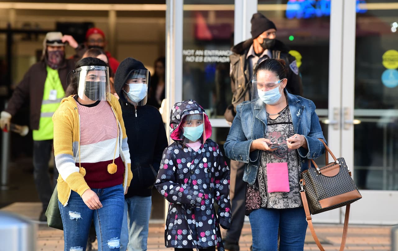Peatones entrando desde México a Estados Unidos por el puesto fronterizo de El Paso, Texas, el 8 de noviembre. 
<br>